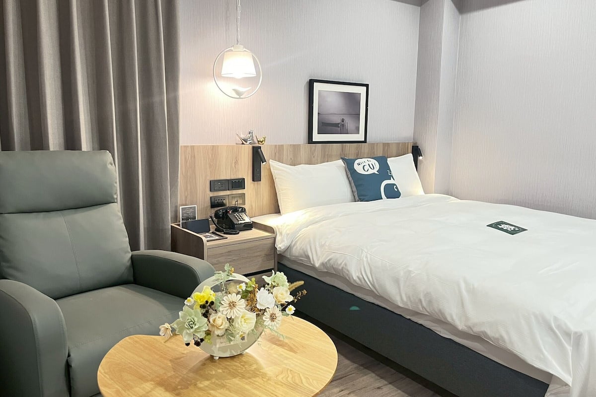 Double Room, 1 Double Bed, Non Smoking | Down comforters, blackout drapes, WiFi (free)