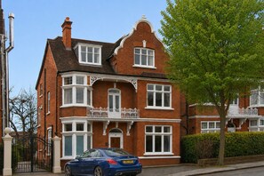 Exterior - Luxury 3-bed garden apartment with parking space in the centre of West Hampstead (London)