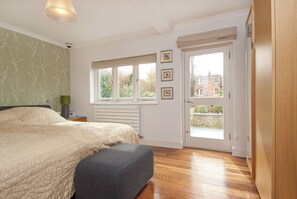 Iron/ironing board, free WiFi, bed sheets - Luxury 3-bed garden apartment with parking space in the centre of West Hampstead (London)