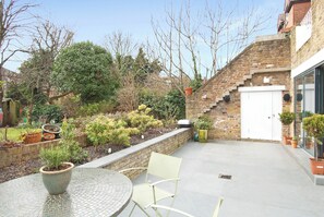 Outdoor dining - Luxury 3-bed garden apartment with parking space in the centre of West Hampstead (London)
