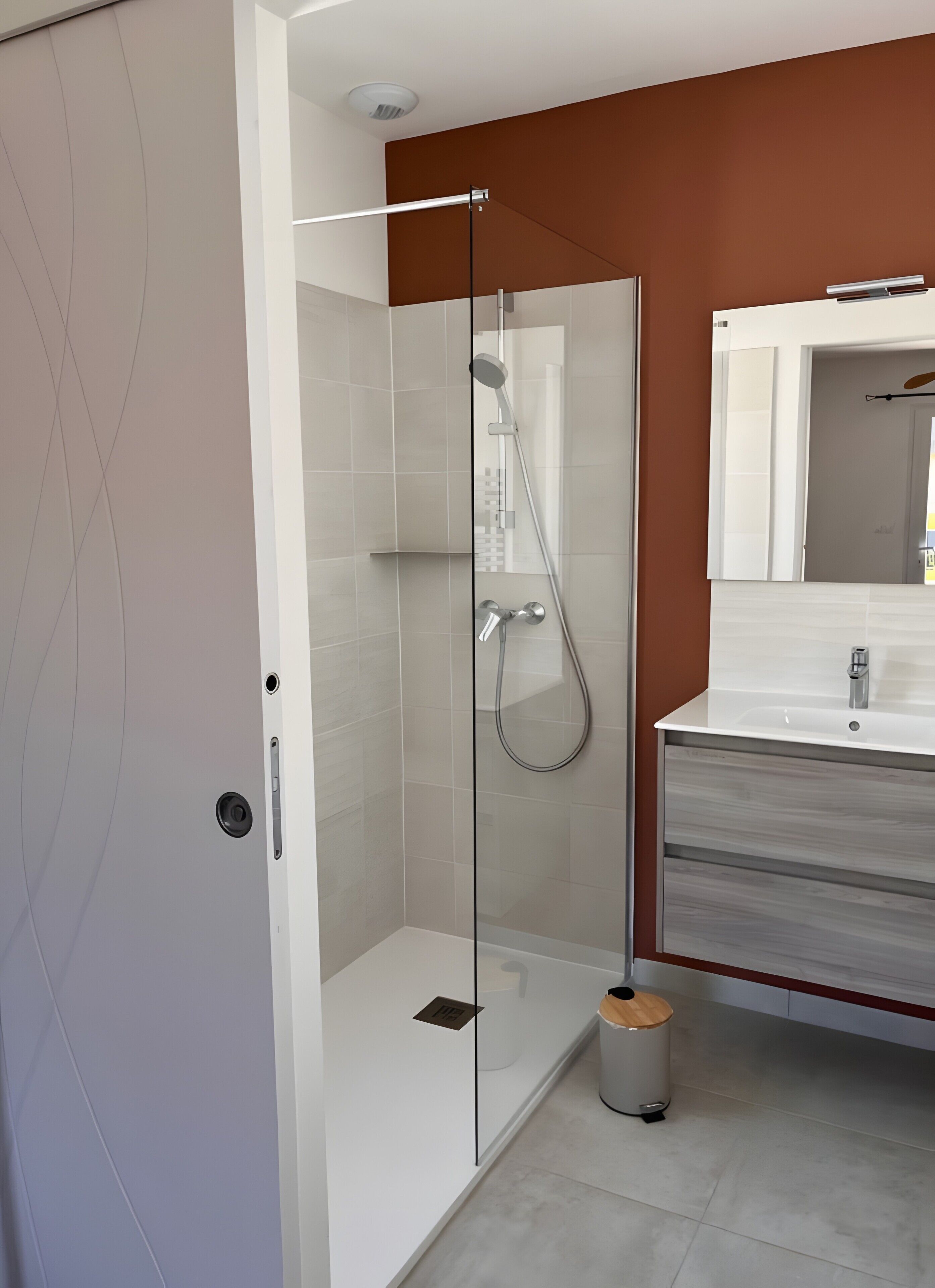Douche, sèche-cheveux, serviettes fournies