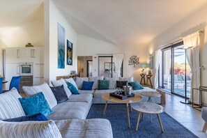 Een moderne woonkamer met een zithoek, een salontafel en een eethoek.