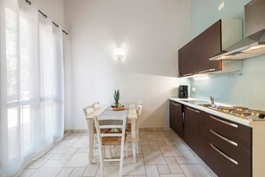 Kylskåp, mikrovågsugn, spishäll och diskmaskin
