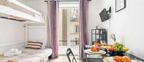 Bureau, fer et planche à repasser, lit parapluie, Wi-Fi gratuit
