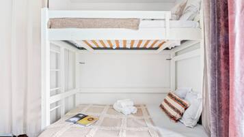 Bureau, fer et planche à repasser, lit parapluie, Wi-Fi gratuit