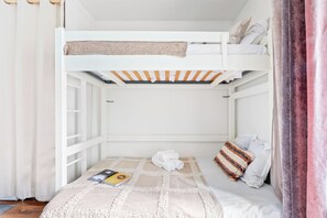 Bureau, fer et planche à repasser, lit parapluie, Wi-Fi gratuit
