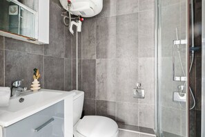 Een douche, een haardroger, handdoeken, zeep