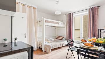 Bureau, fer et planche à repasser, lit de bébé portatif