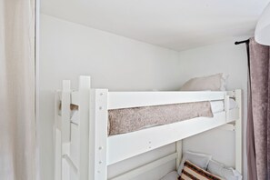 Bureau, fer et planche à repasser, lit parapluie, Wi-Fi gratuit
