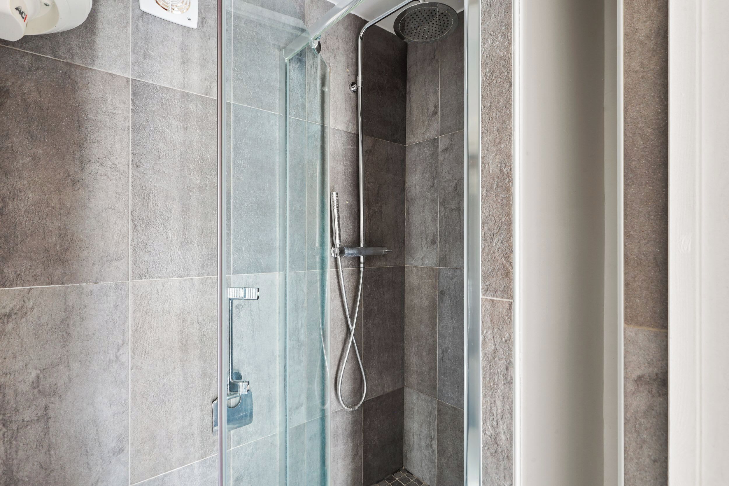 Douche, sèche-cheveux, serviettes fournies, savon
