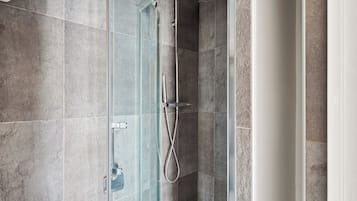 Douche, sèche-cheveux, serviettes fournies, savon
