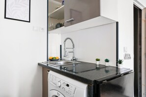 Een magnetron, een kookplaat, een waterkoker, een broodrooster