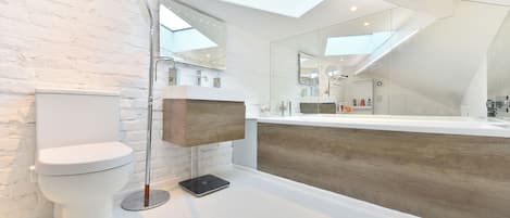 Regadera, secadora de cabello, toallas, papel de baño