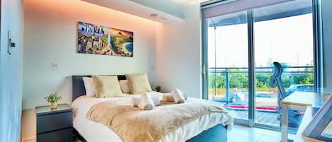 Iron/ironing board, WiFi, bed sheets
