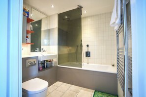 Bathroom - Stylish Modern Studio by ExCeL & Royal Victoria (London)
