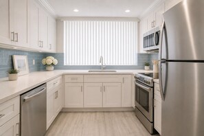 Classic Room | Private kitchen | Fridge, microwave, oven, stovetop - The Bellarion Hotel (Toronto)
