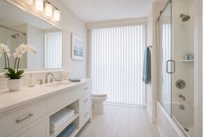 Classic Room | Bathroom | Free toiletries, hair dryer, towels, soap - The Bellarion Hotel (Toronto)