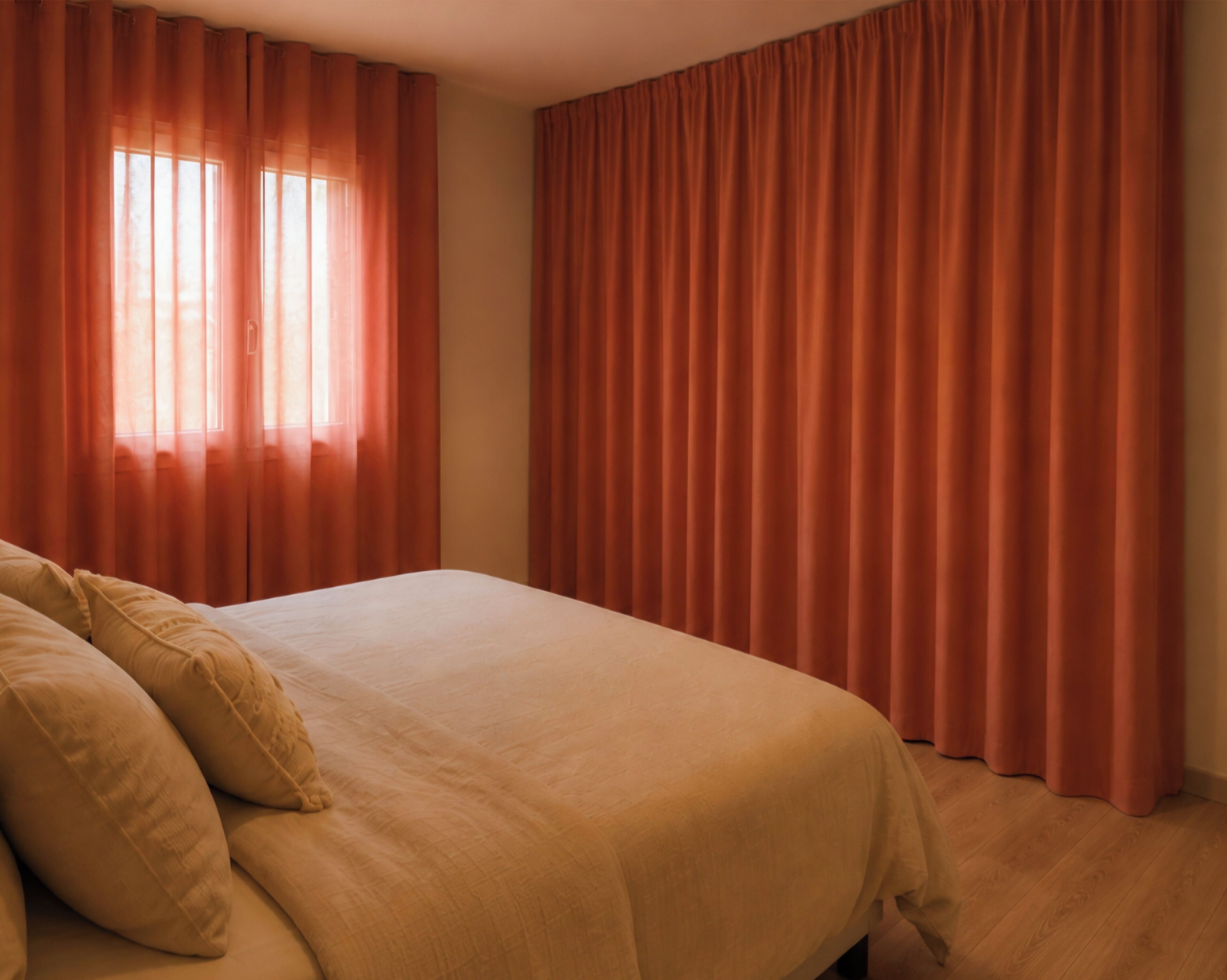 Una camera da letto con un letto, tende e una finestra.