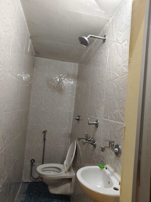 Chambre Double Classique | Salle de bain | Douche, articles de toilette gratuits, serviettes fournies, savon