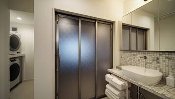 Vila Superior | Kamar mandi | Bathtub dan shower terpisah dan perlengkapan mandi gratis
