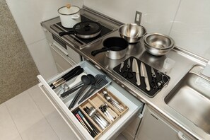 高级别墅 | 私人厨房 | 大冰箱、微波炉、炉灶、厨具/餐具