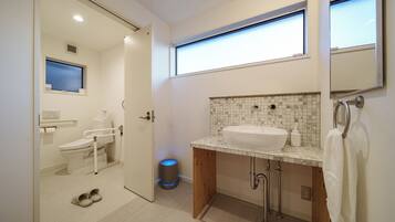 Superior Villa | Bathroom | Separate tub and shower, free toiletries, hair dryer, towels