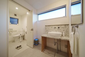 Superior Villa | Bathroom | Separate bathtub and shower, free toiletries, hair dryer, towels