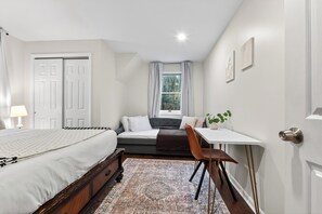4 bedrooms, free WiFi, bed sheets - Mountain Getaway + Hot Tub + Firepit | Minutes to Hunter Mtn | The Summit (Tannersville)
