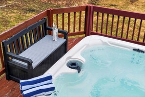 Outdoor spa tub - 6BR + Hot Tub + Firepit + Media Room | Mins to Hunter Mountain + Catskills Hikes (Tannersville)