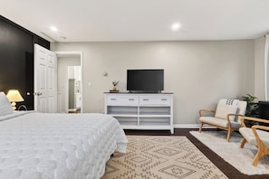 Travel cot, free WiFi, bed sheets - 6BR + Hot Tub + Firepit + Media Room | Mins to Hunter Mountain + Catskills Hikes (Tannersville)