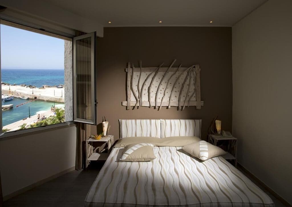 Habitación Deluxe con 1 cama doble o 2 individuales, balcón, vistas al mar | Caja fuerte, sistema de insonorización, wifi gratis