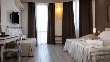 Camera familiare, vista mare | Una cassaforte in camera, insonorizzazione, Wi-Fi gratuito