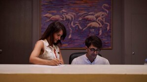 A room with a desk, a chair, and a painting on the wall. - Hotel Tirreno (Pizzolungo)