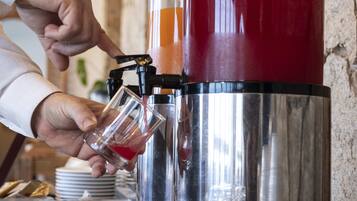 Una persona operando un dispensador de bebidas, mientras se llena un vaso.