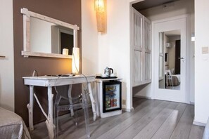 Superior Double Room, Balcony, Partial Sea View | Bahagian dalam