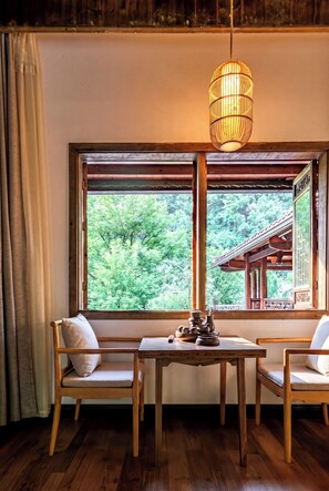 Habitación estándar con 2 camas individuales, 2 camas dobles, vistas a la montaña | Vistas desde la habitación