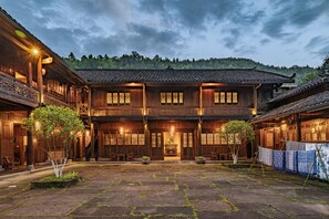 Exterior - L Resident Dragon Cave Resort - Zhangjiajie Wulingyuan - Tujia Ethnic Culture, Quiet Nature Retreat, 100m from Huanglong Cave Entrance (Zhangjiajie)