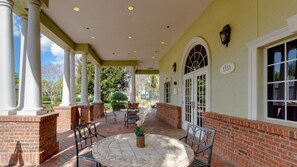 Outdoor dining - Family 3BR Retreat – Water Park, Pools & Disney Access (Kissimmee)