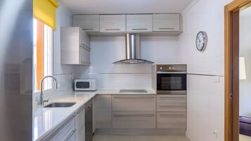 Frigorifero, microonde, forno, piano cottura
