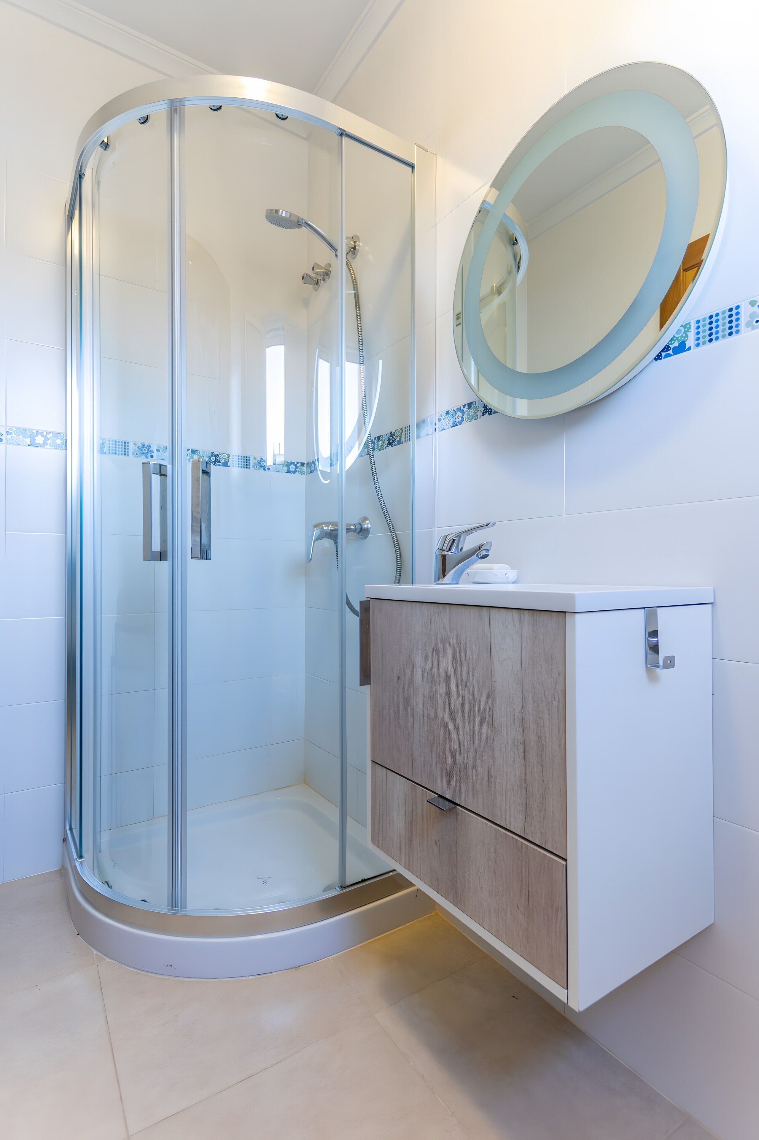 Een douche, een haardroger, handdoeken