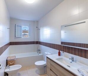 Shower, hair dryer, towels - Stunning Luxury Penthouse with Sea Views, Wi-Fi and Air Conditioning (La Azohía)