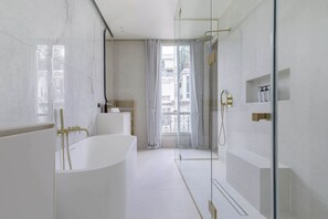 Shower, hair dryer, towels, shampoo - A Exceptional 2-BR/2Ba w/ Services - Champs Elysées (Paris)
