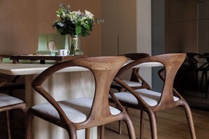 Dining - A Exceptional 2-BR/2Ba w/ Services - Champs Elysées (Paris)