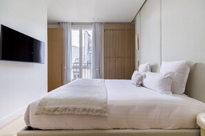 Iron/ironing board, WiFi, bed sheets - A Exceptional 2-BR/2Ba w/ Services - Champs Elysées (Paris)