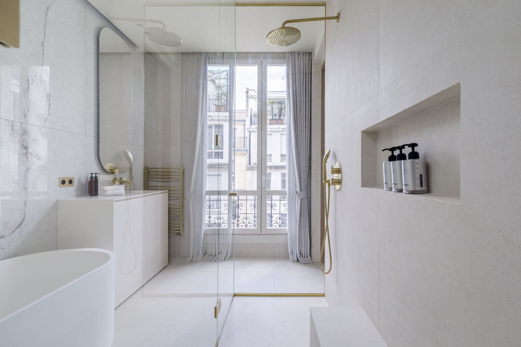 Dusche, Haartrockner, Handtücher, Shampoo