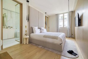 Tabla de planchar con plancha, wifi y ropa de cama 