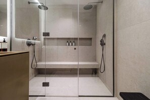 Shower, hair dryer, towels, shampoo - A Gorgeous 2-BR/2Ba w/ Services - Champs Elysées (Paris)