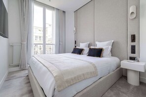 Tabla de planchar con plancha, wifi y ropa de cama 