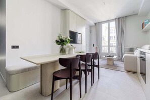 TV - A Gorgeous 2-BR/2Ba w/ Services - Champs Elysées (Paris)