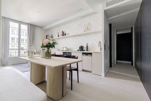 Interior - A Gorgeous 2-BR/2Ba w/ Services - Champs Elysées (Paris)